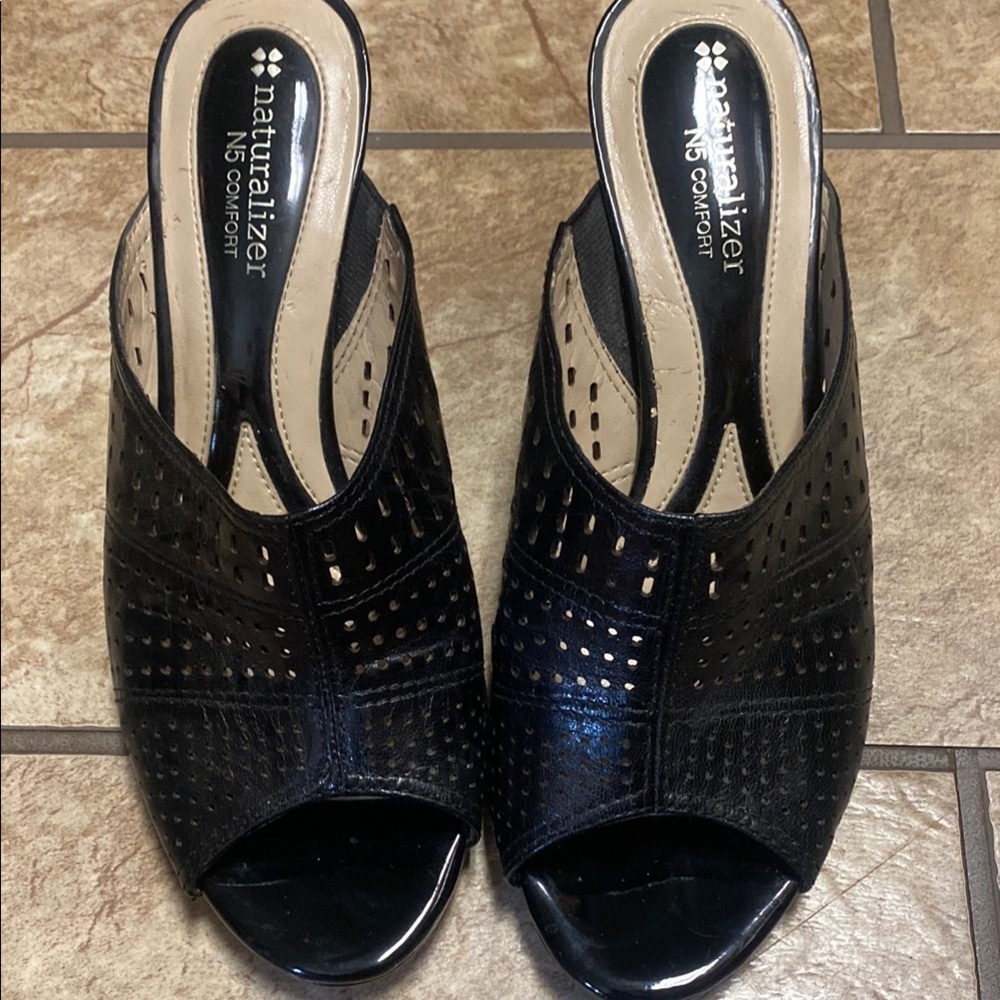 Naturalizer Black Leather Mules with Chunky Heel & Perforated Design 7.5 Summer